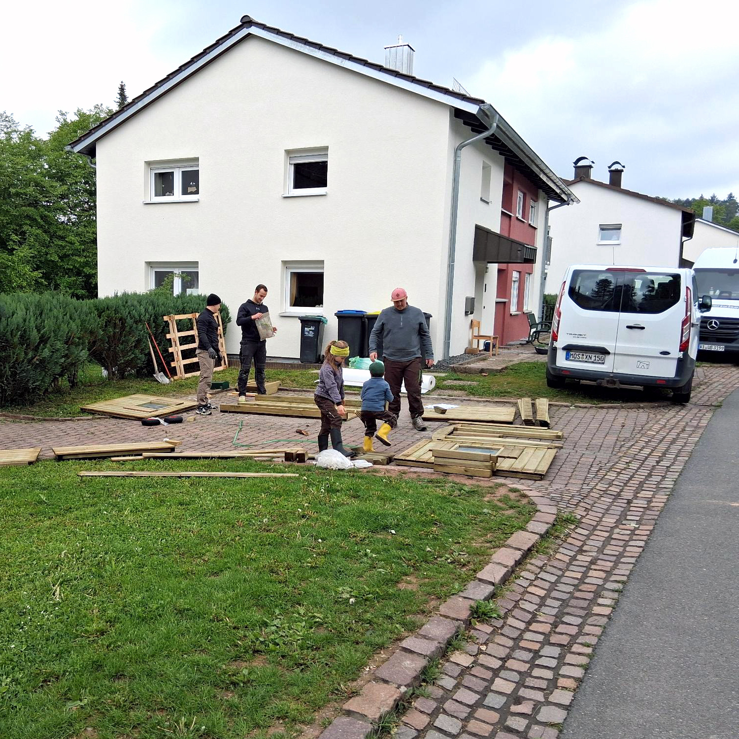 "RT33" Mosbach baut einen Sandkasten für die Hausgemeinschaft Pius