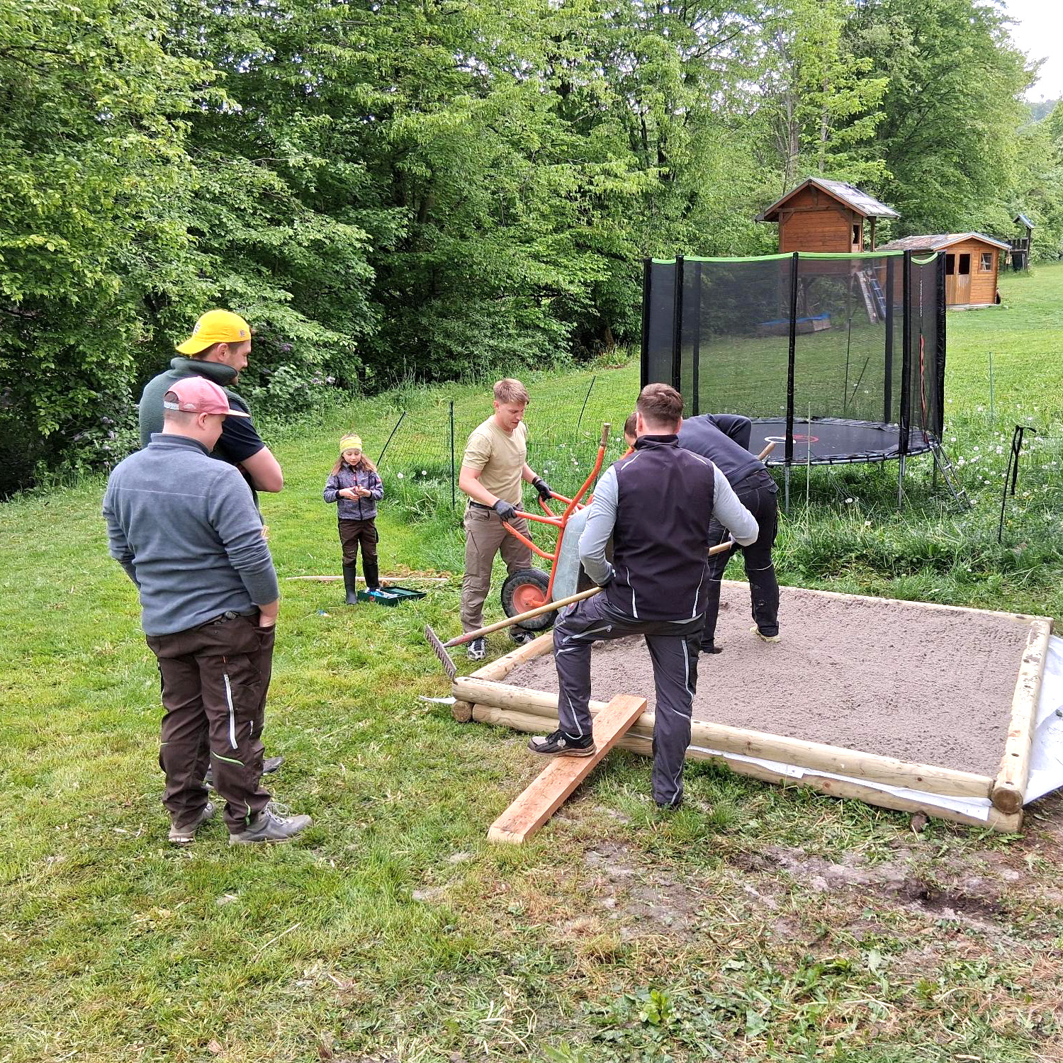"RT33" Mosbach baut einen Sandkasten für die Hausgemeinschaft Pius