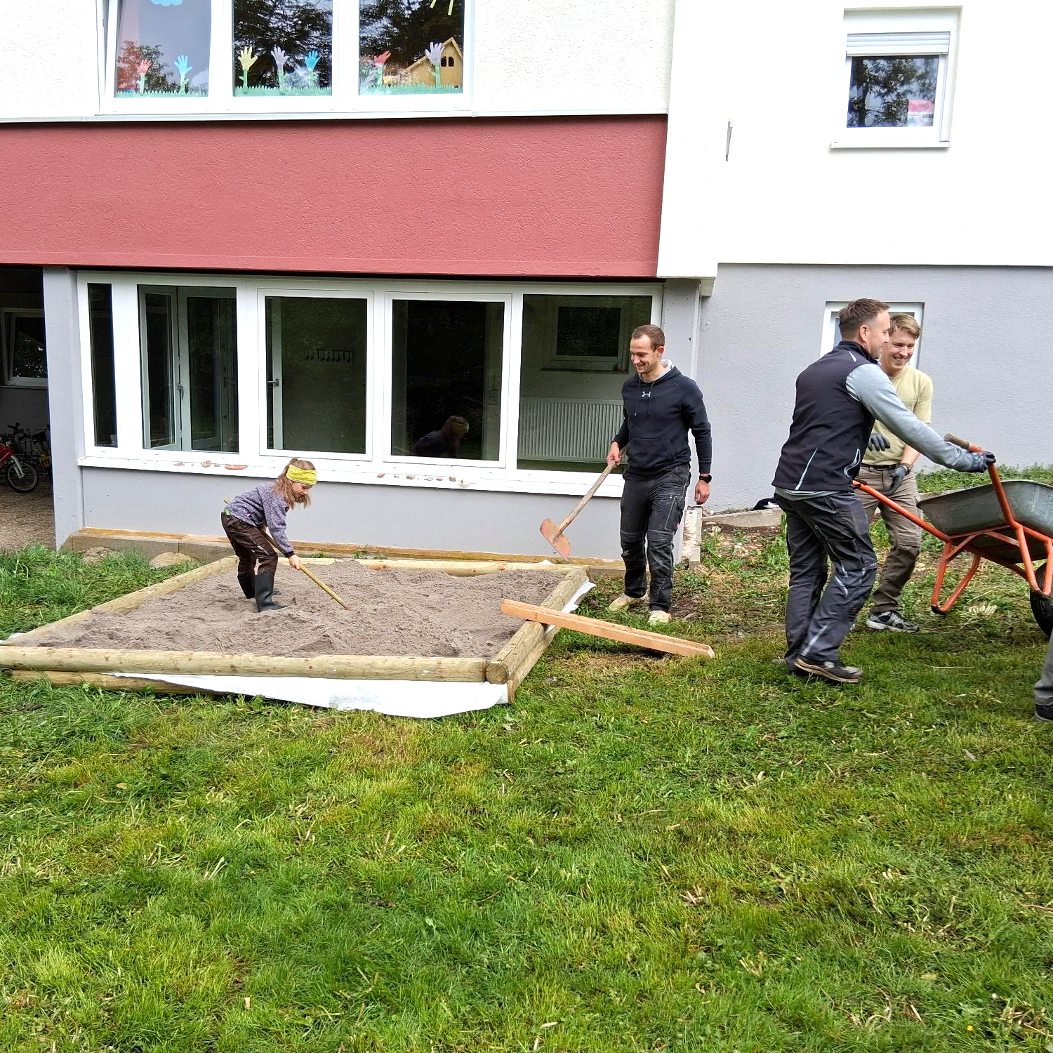 "RT33" Mosbach baut einen Sandkasten für die Hausgemeinschaft Pius