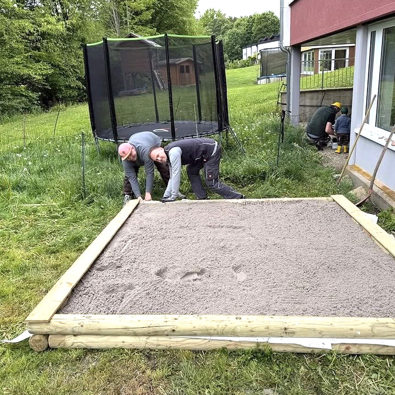 "RT33" Mosbach baut einen Sandkasten für die Hausgemeinschaft Pius