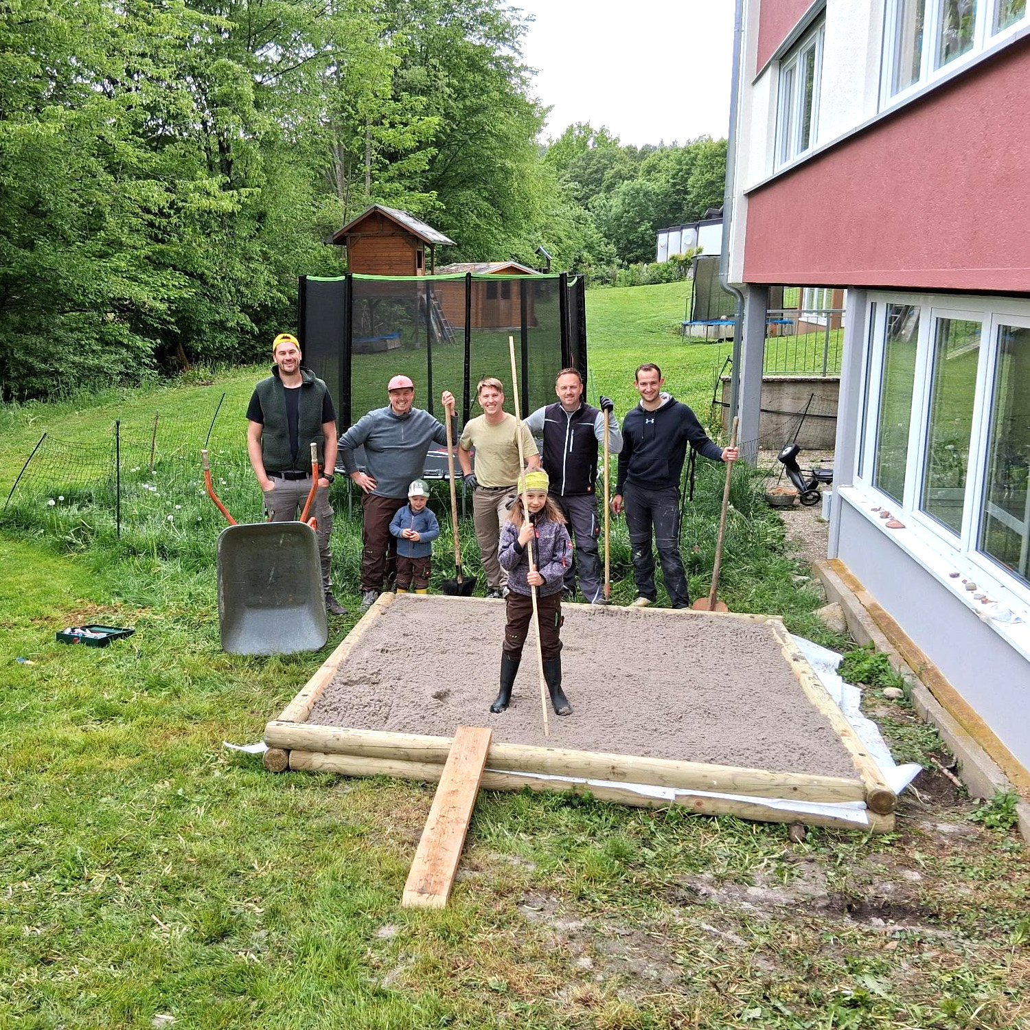 "RT33" Mosbach baut einen Sandkasten für die Hausgemeinschaft Pius