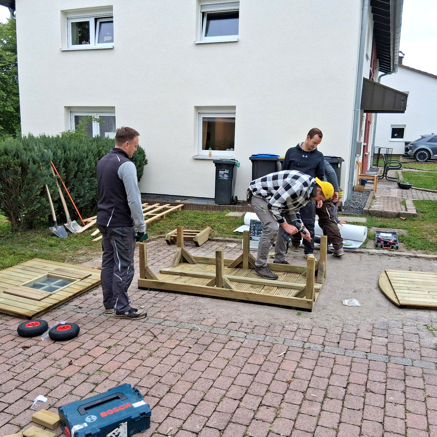 "RT33" Mosbach montiert einen Bauwagen für den Schulkindergarten
