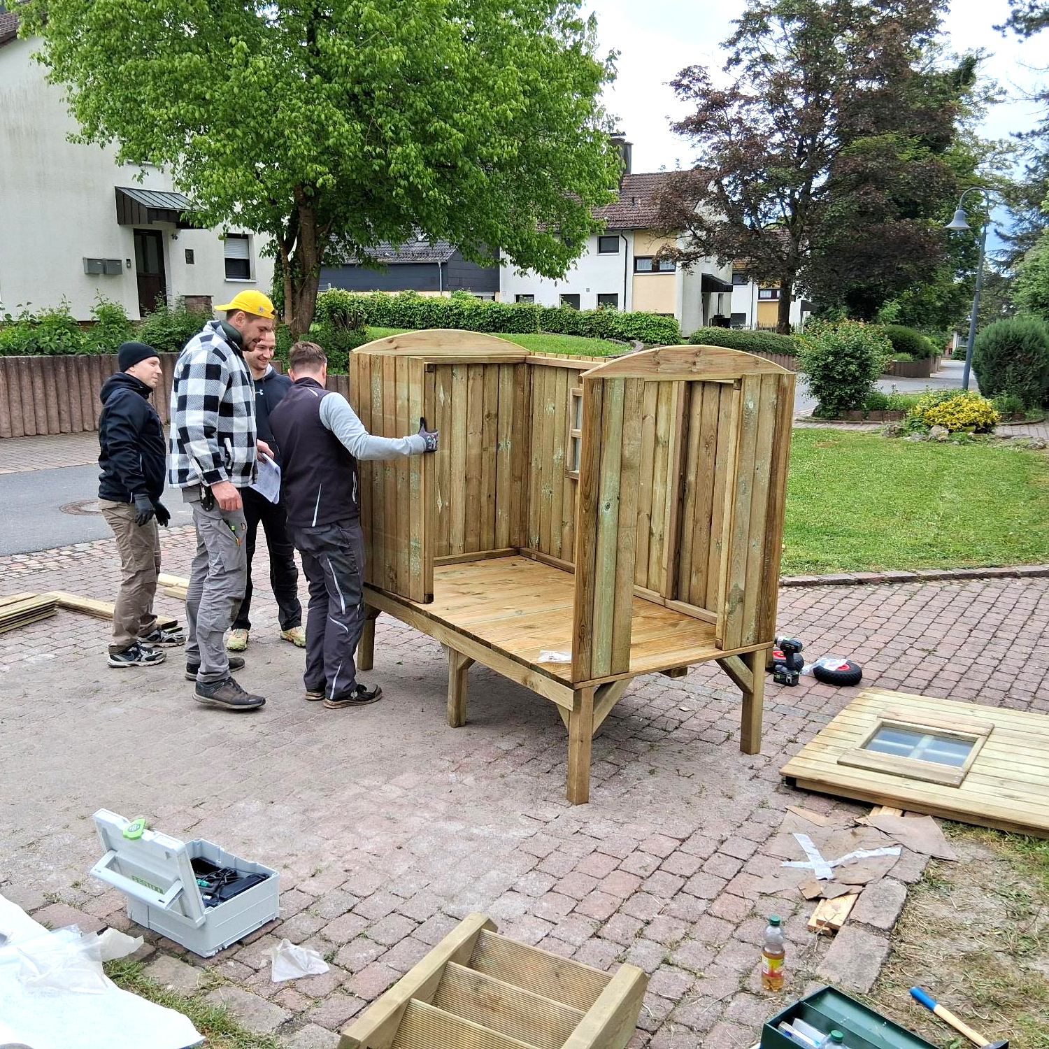 "RT33" Mosbach montiert einen Bauwagen für den Schulkindergarten