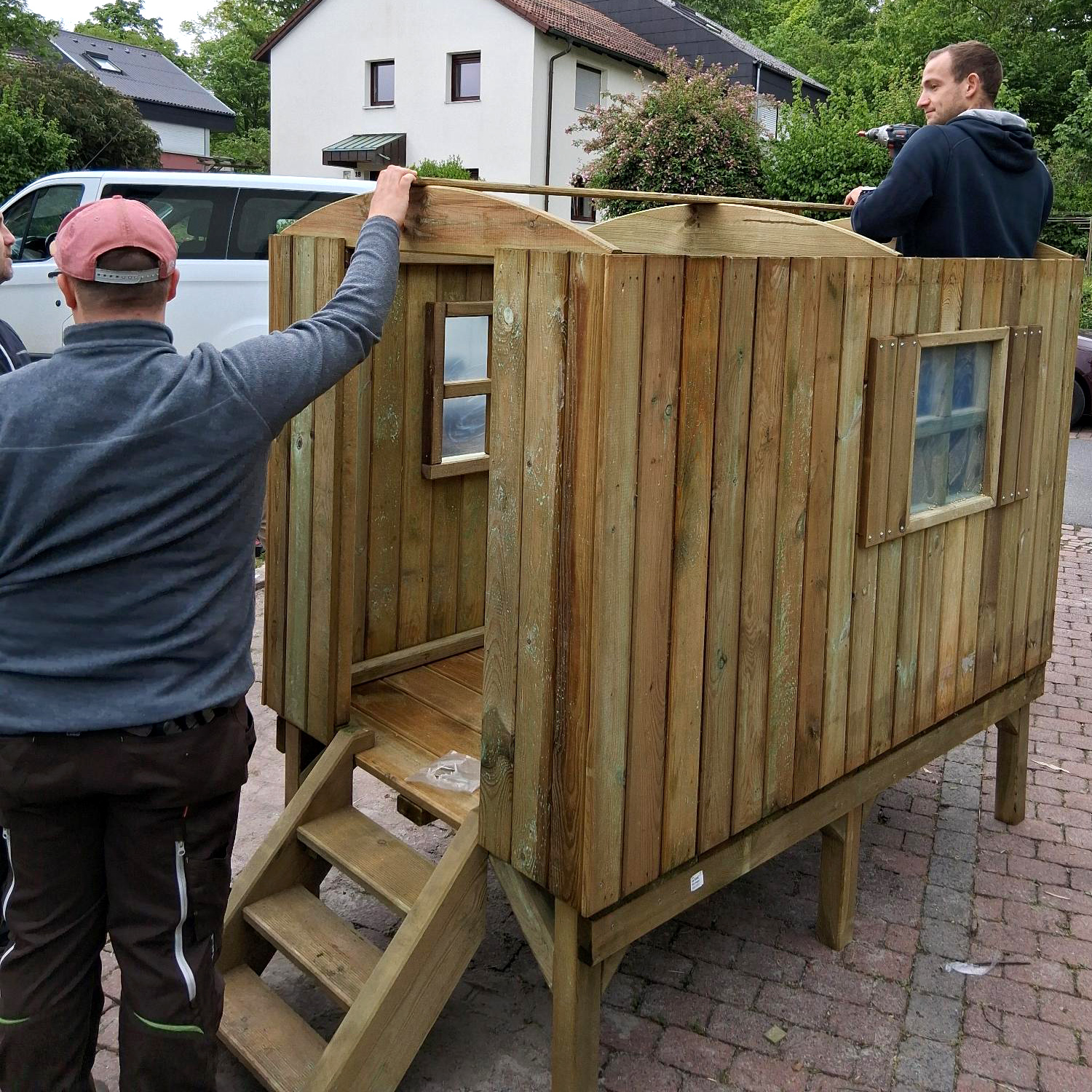 "RT33" Mosbach montiert einen Bauwagen für den Schulkindergarten