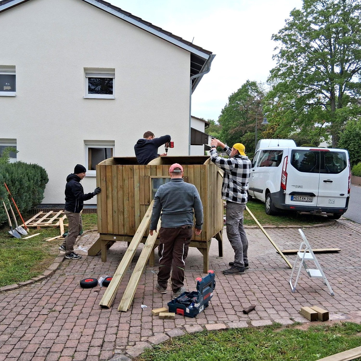 "RT33" Mosbach montiert einen Bauwagen für den Schulkindergarten
