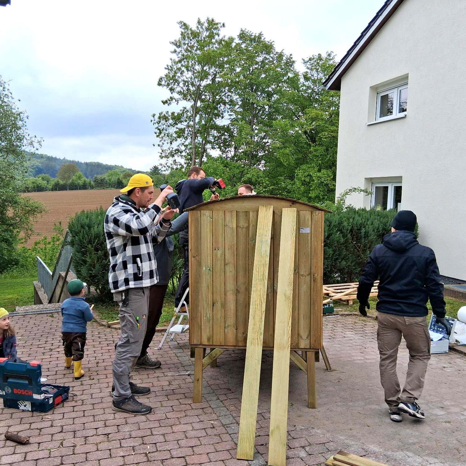 "RT33" Mosbach montiert einen Bauwagen für den Schulkindergarten