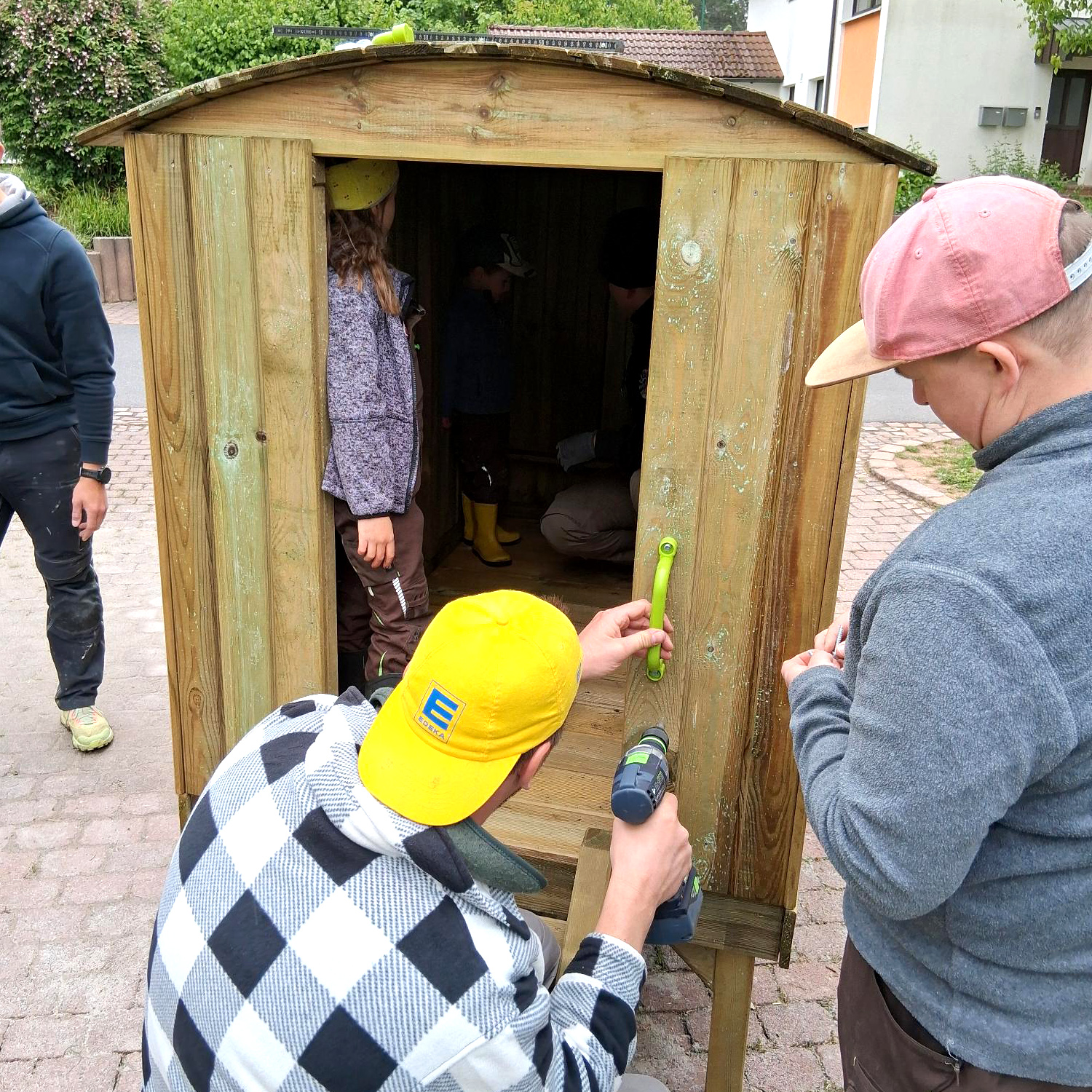 "RT33" Mosbach montiert einen Bauwagen für den Schulkindergarten