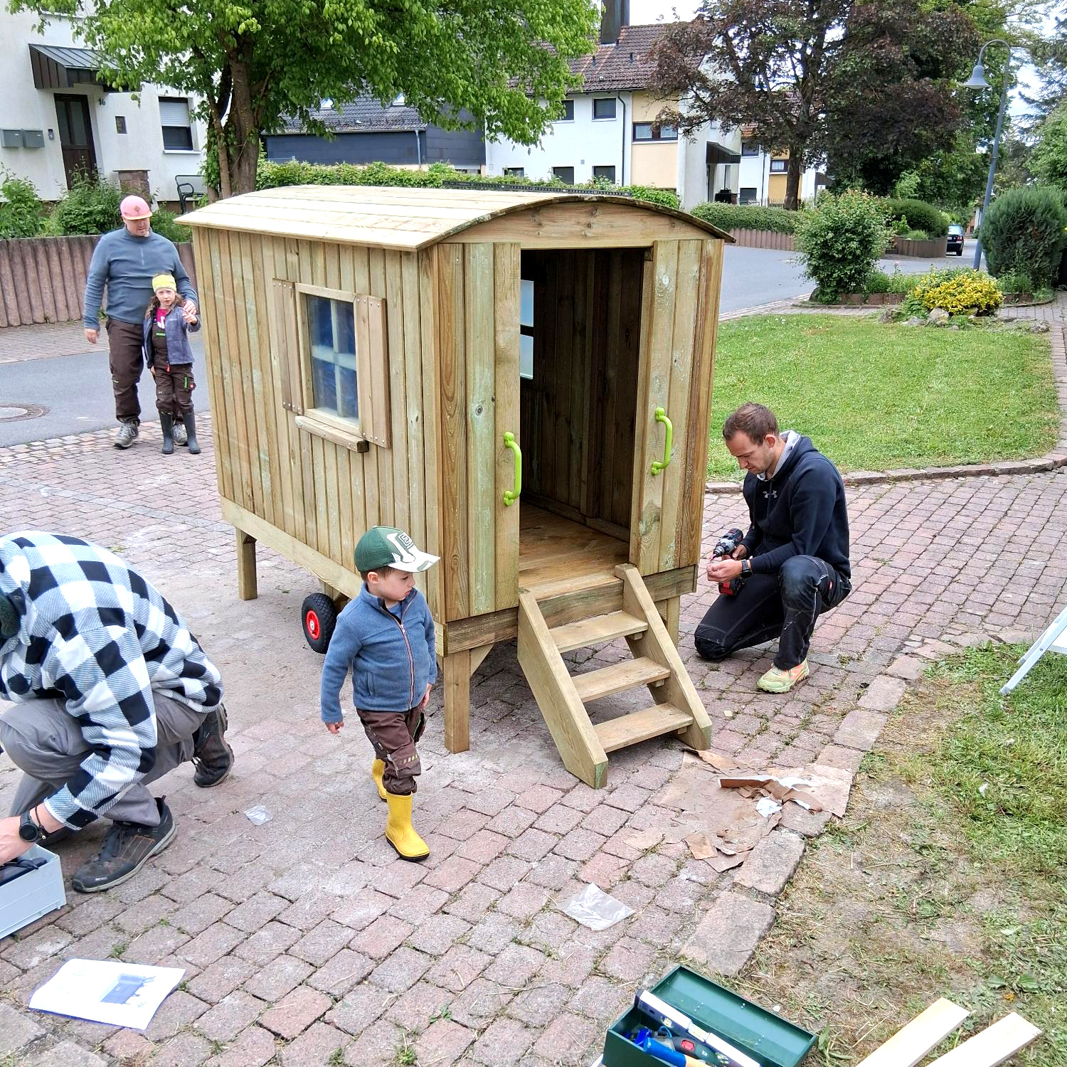"RT33" Mosbach montiert einen Bauwagen für den Schulkindergarten
