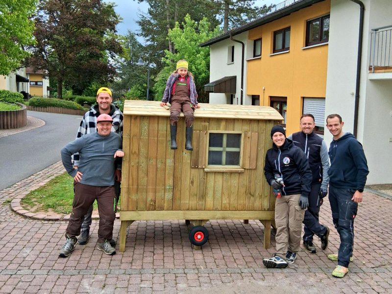 "RT33" Mosbach montiert einen Bauwagen für den Schulkindergarten