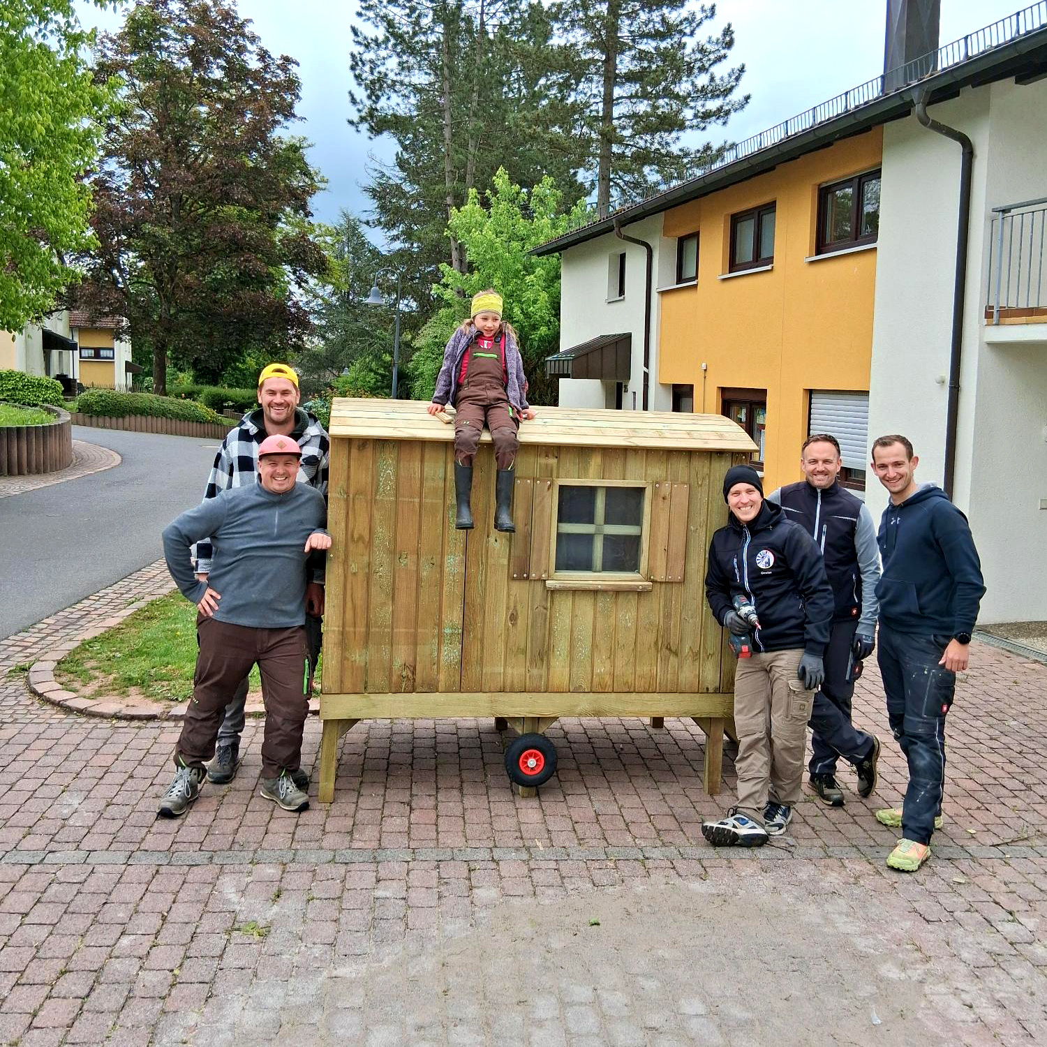 "RT33" Mosbach montiert einen Bauwagen für den Schulkindergarten